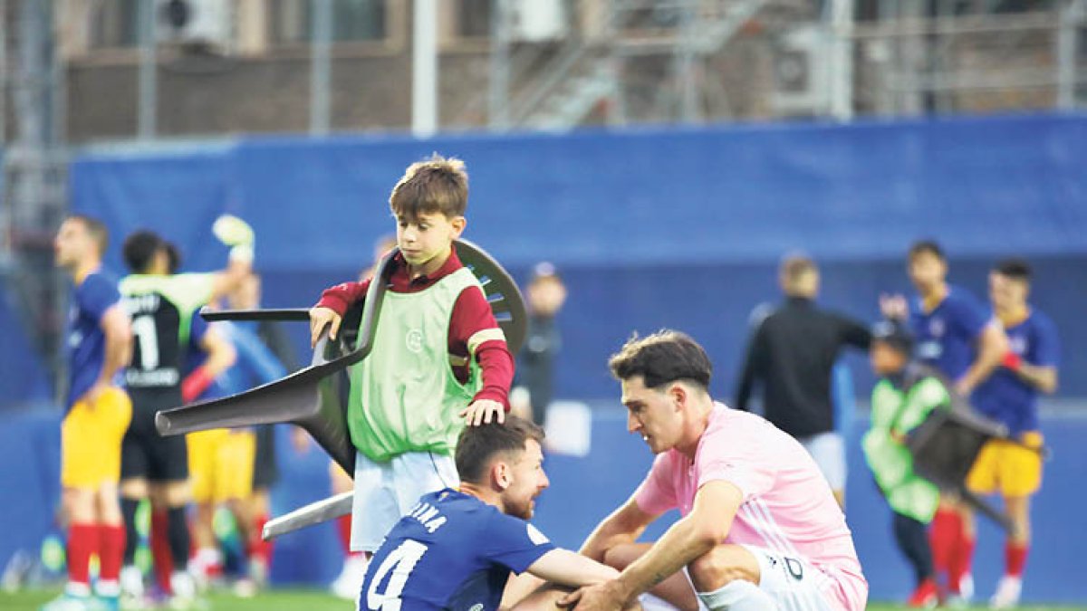 Un aplegapilotes consola Sergio Molina, ahir a la finalització del partit.
