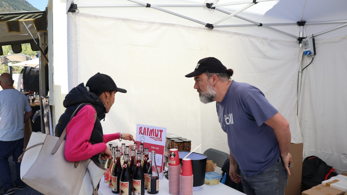 Una visitant s’interessa per un dels productes.