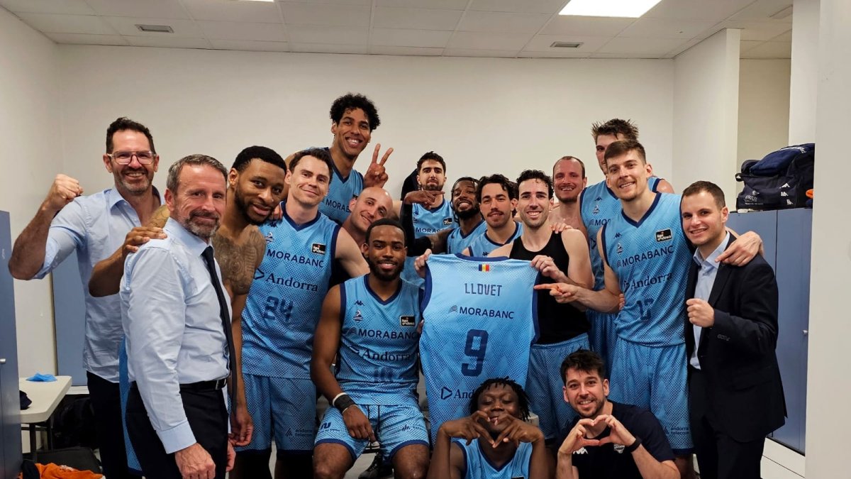 Els jugadors i l’staff tècnic del MoraBanc van dedicar la permanència al capità, Nacho Llovet.