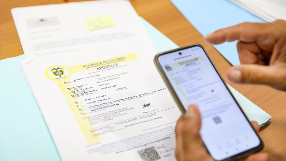 Un policia revisant documents d’immigració.
