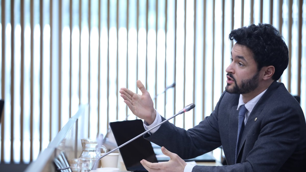 Cerni Escalé durant la compareixença de Landry Riba sobre l'acord d'associació