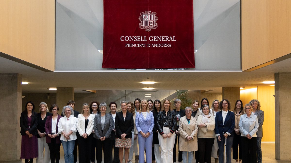 Foto de família de l'assemblea constitutiva de la xarxa de dones