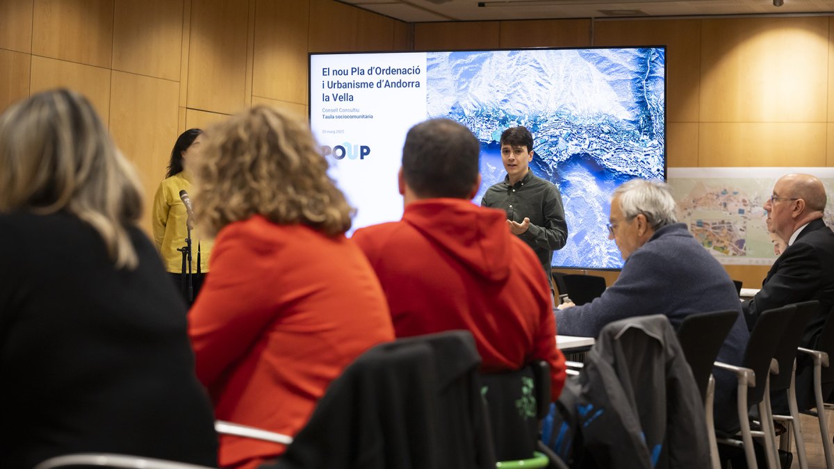La primera sessió del taller deliberatiu del consell consultiu del POUP d'Andorra la Vella