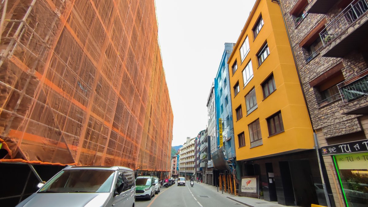 Edifici de Santa Coloma amb les esquerdes.