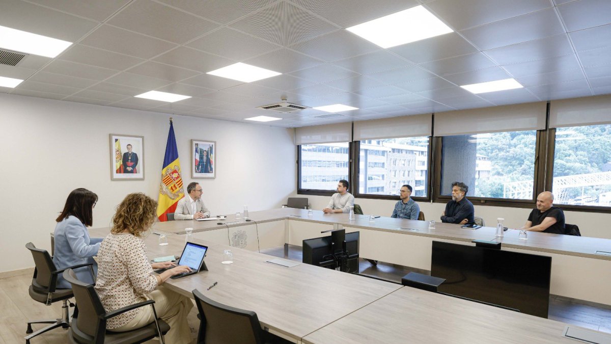 Espot i Bonell amb els representants del cinema andorrà.
