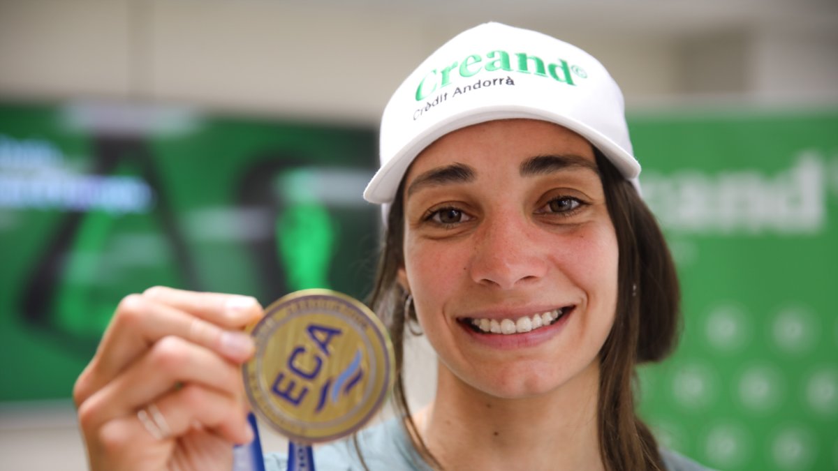 La palista Mònica Doria ensenyant, orgullosa, la medalla aconseguida a París.