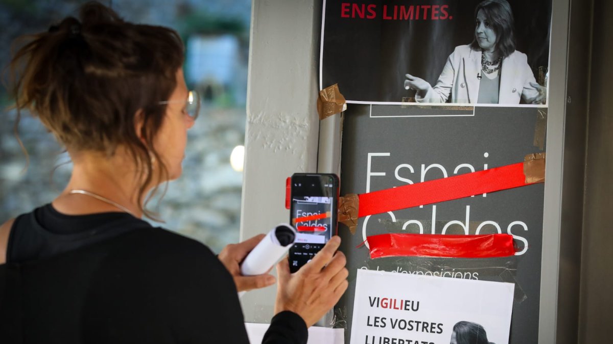 Una de les manifestants contra la censura a l'Espai Caldes