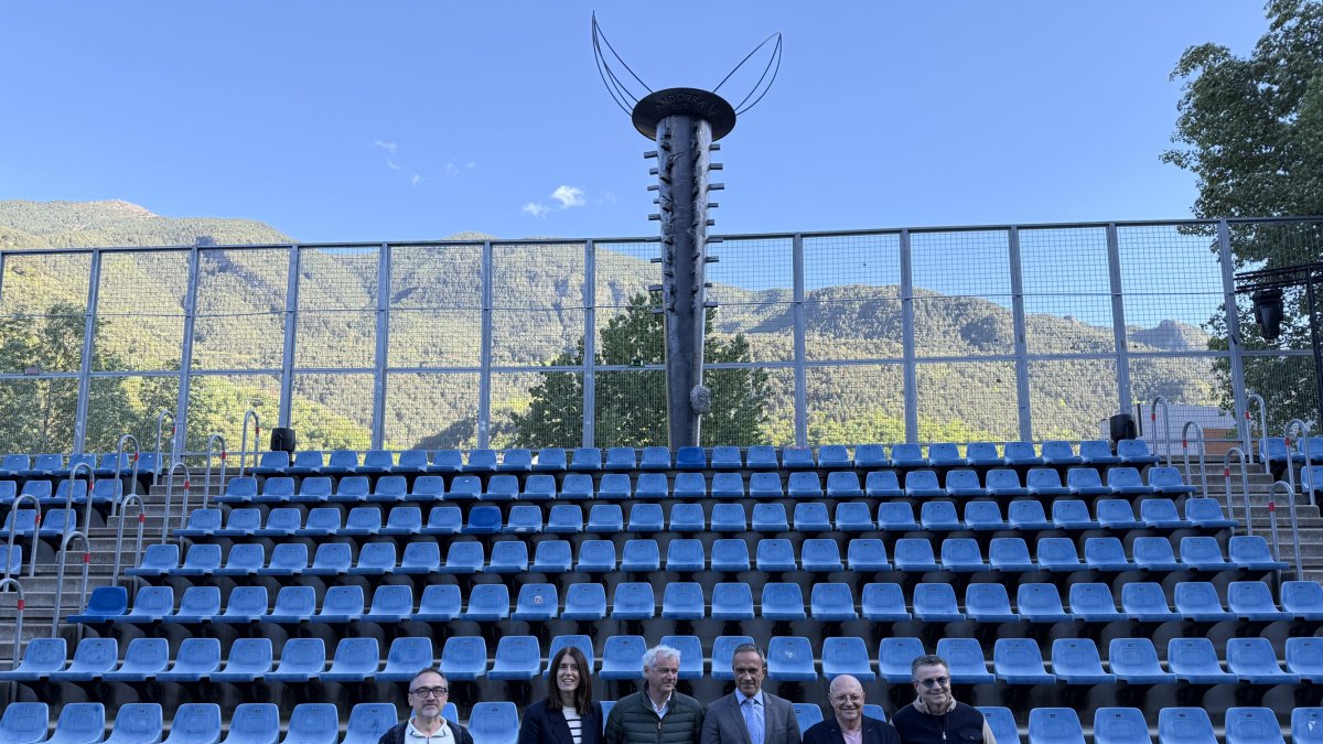 Les autoritats amb el peveter a l’Estadi.