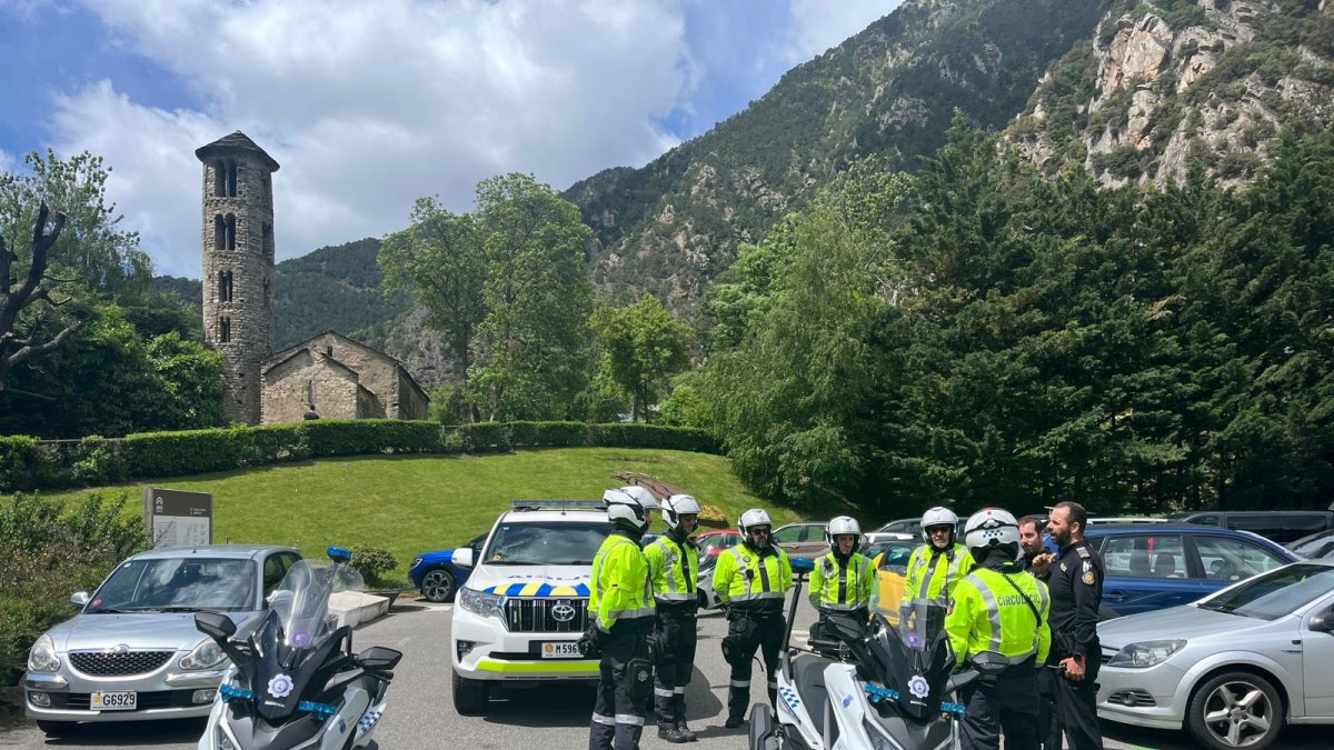 Els agents de la policia en la formació.