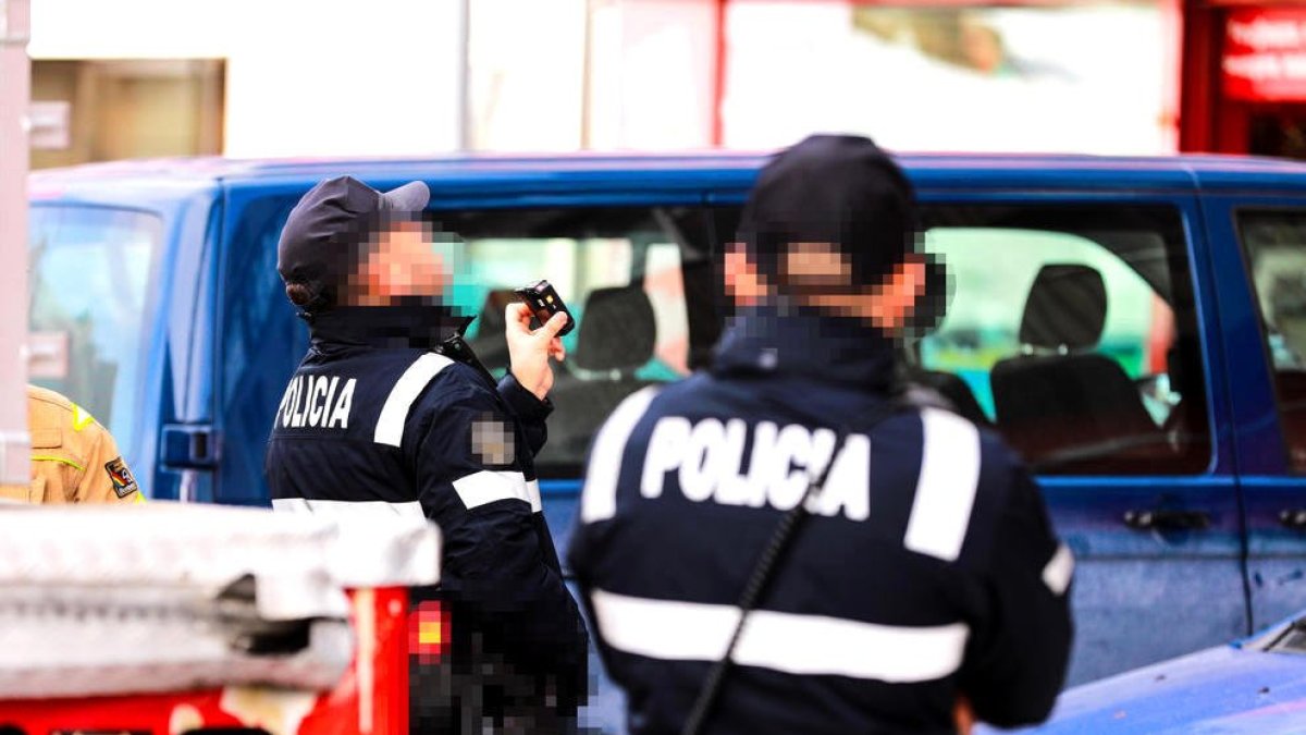 Dos agents de policia al Pas de la Casa.