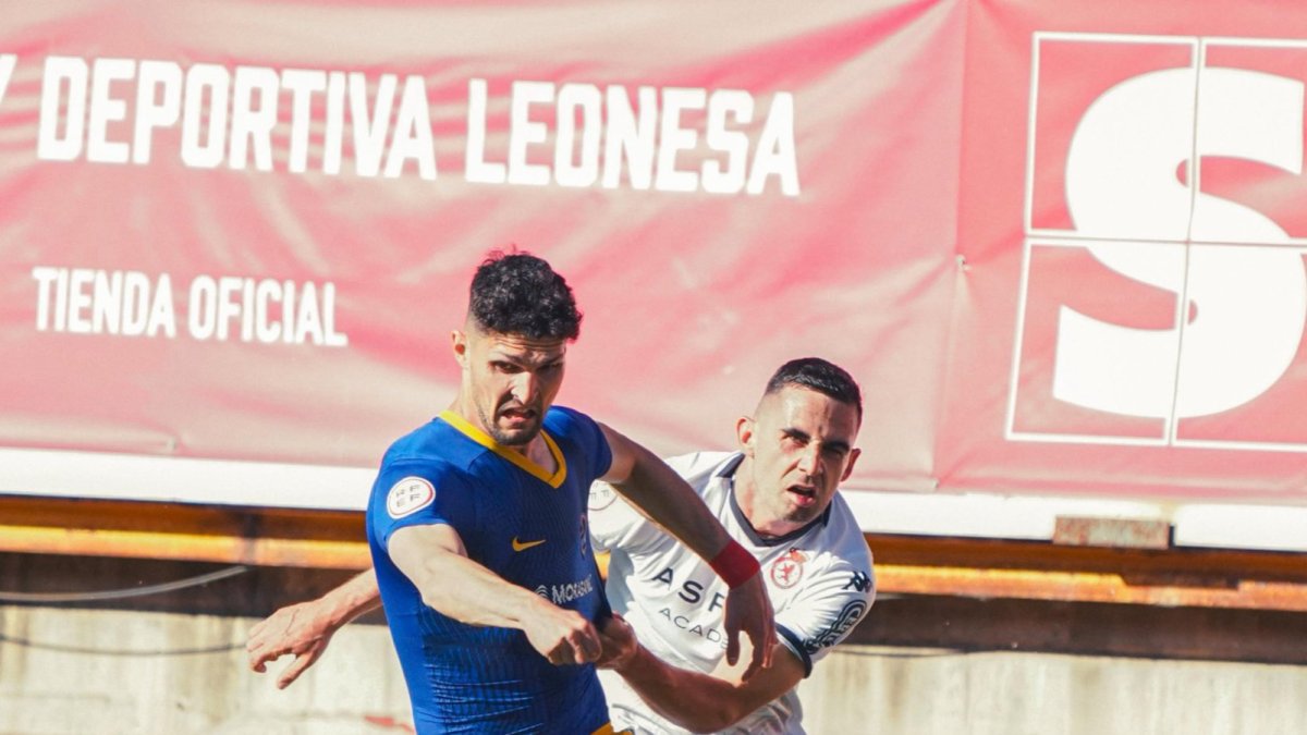 Almpanis lluita per la pilota amb un rival