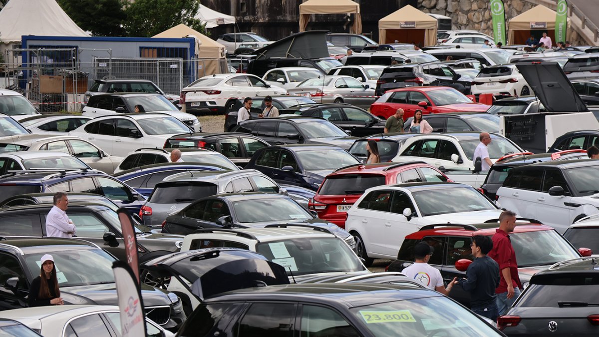 Visitants a la Fira del vehicle d'ocasió al Terreny de la Borda Huguet de Sant Julià de Lòria.
