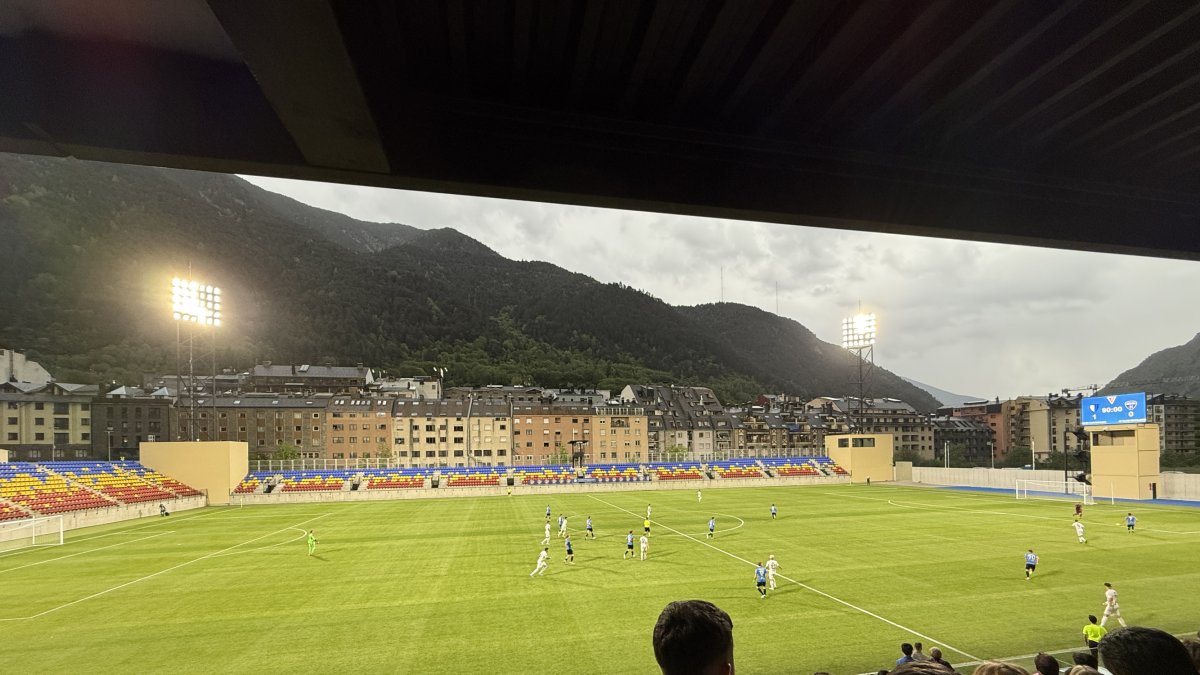 Aficionats presenciant la final de Copa al nou estadi d’Encamp.