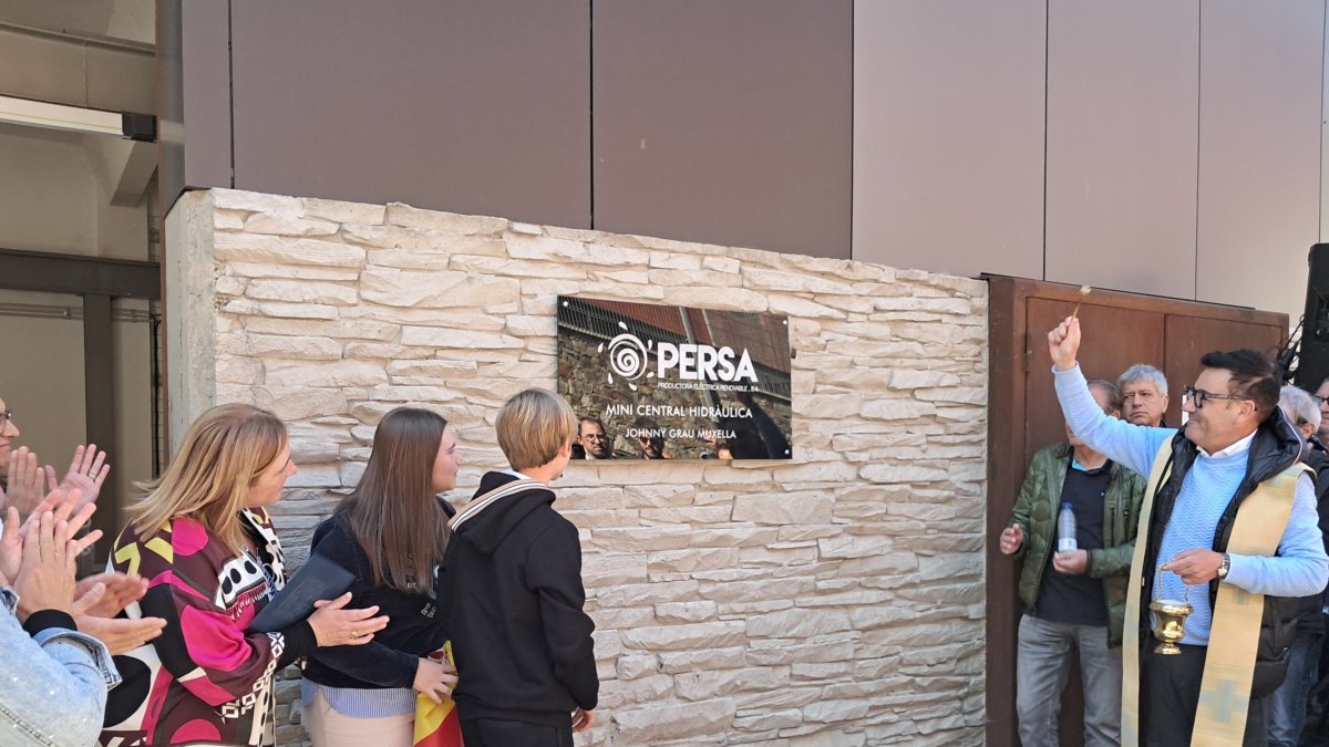 La placa que porta el nom de Johnny Grau Muxella, en l’homenatge.