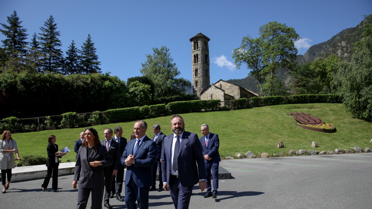 Beccari, en primer terme, sortint de la fotografia oficial.