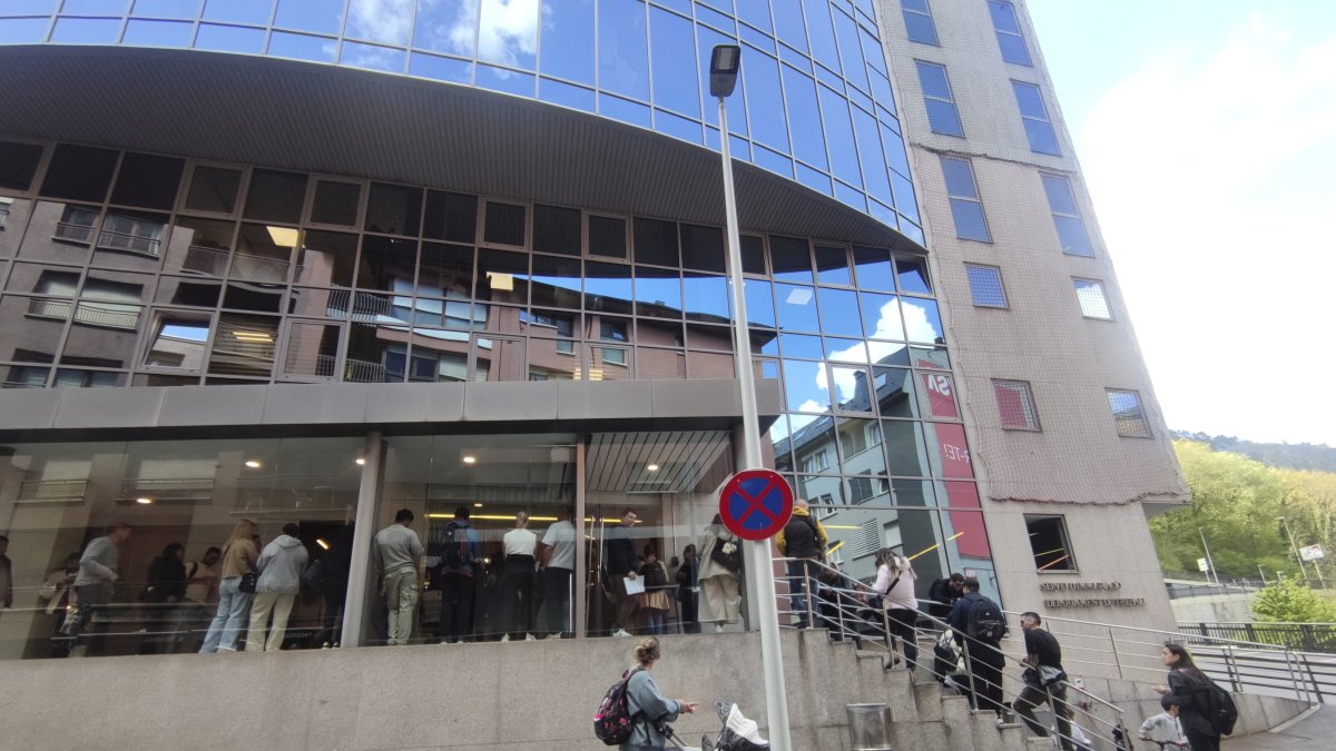 Ciutadans esperant per fer tràmits al servei d’Immigració.