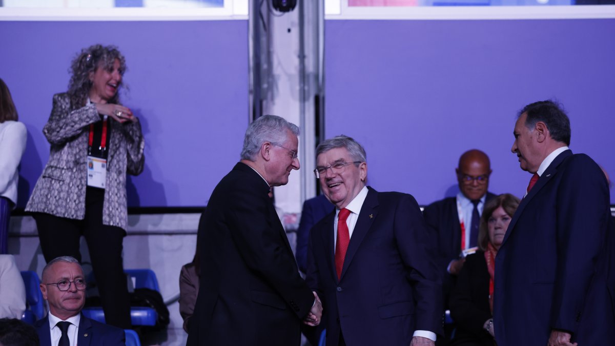El Copríncep episcopal, Joan-Enric Vives, saludant el president del COI, Thomas Bach