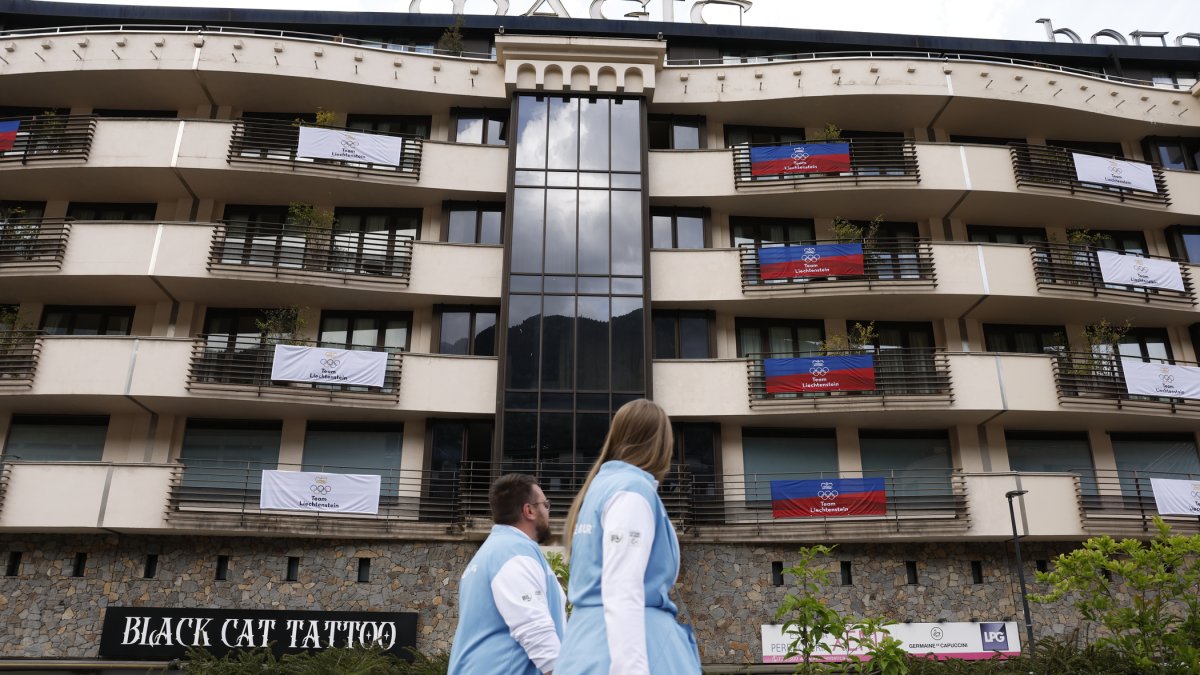 Dos membres de la delegació de Luxemburg, ahir davant de l’hotel Màgic.