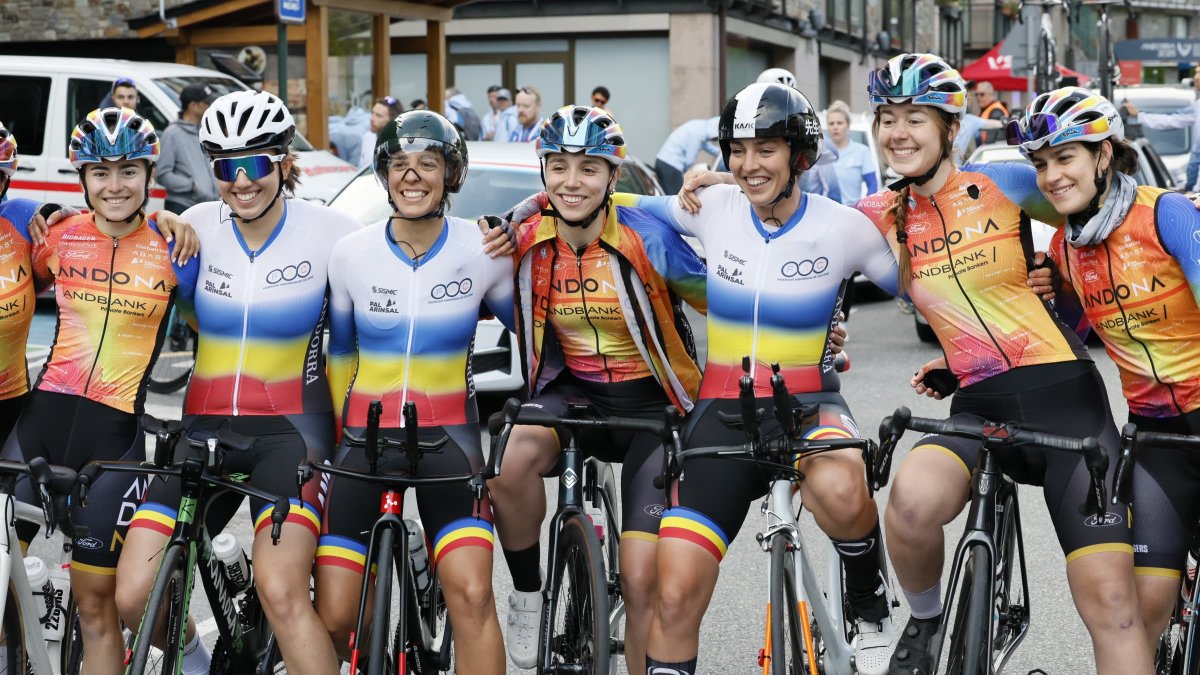 Les ciclistes andorranes abans de la prova d'aquest matí