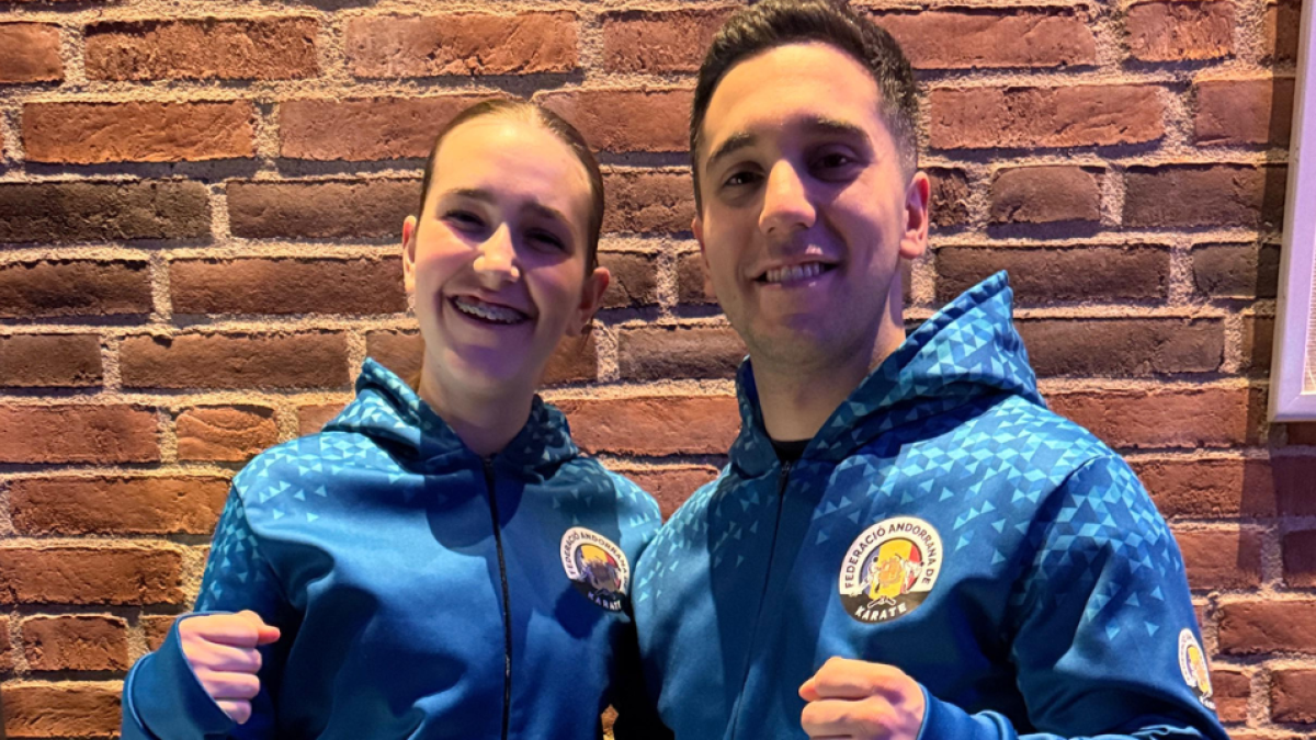 Maria Ubiergo, a l'esquerra amb Silvio Moreira, es penja la primera medalla andorrana als Jocs.