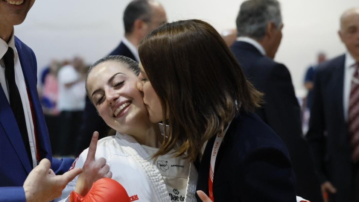Paula González celebrant la medalla d'or.