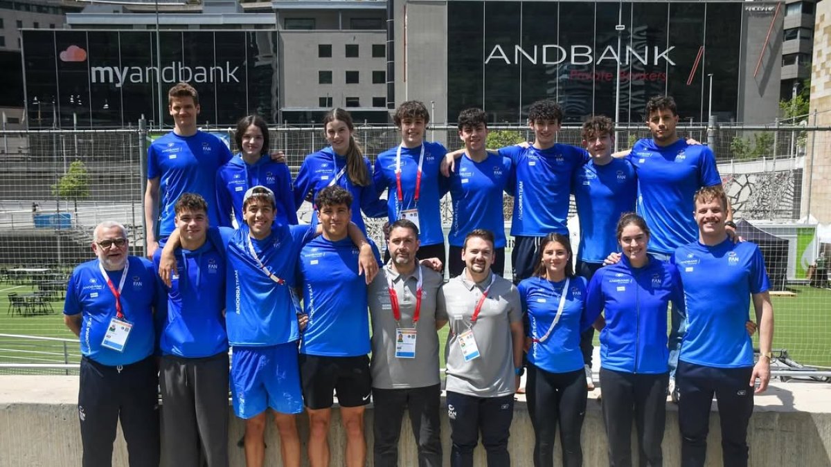 Fotografia de família de l'equip de natació