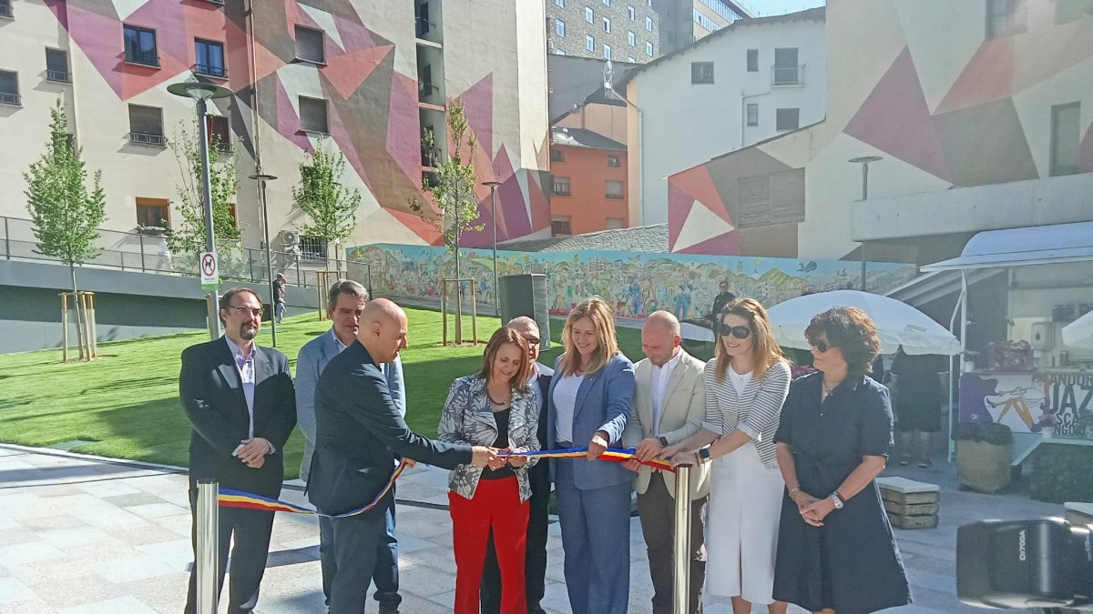 La cònsol major d'Escaldes-Engordany, Rosa Gili, durant la inauguració de la nova plaça de l'Església.