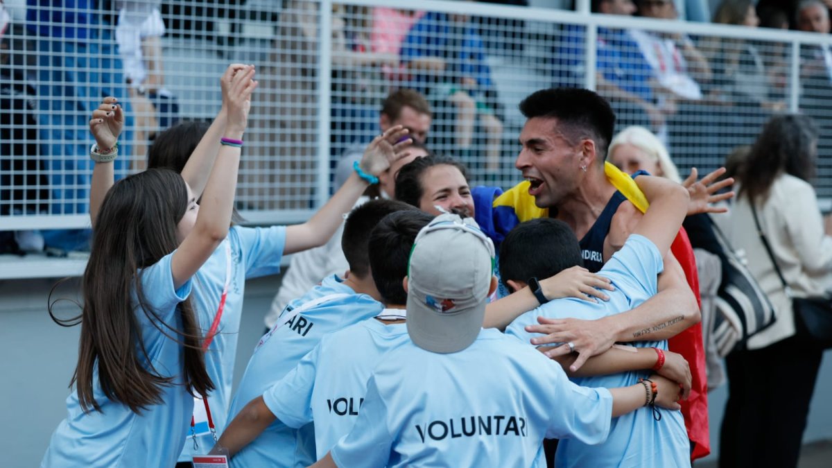 Nahuel Carabaña celebrant la victòria amb els voluntaris.