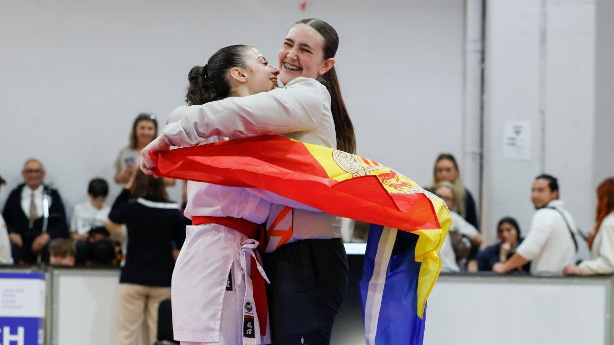 Paula González i Maria Ubiergo, amb la bandera andorrana.