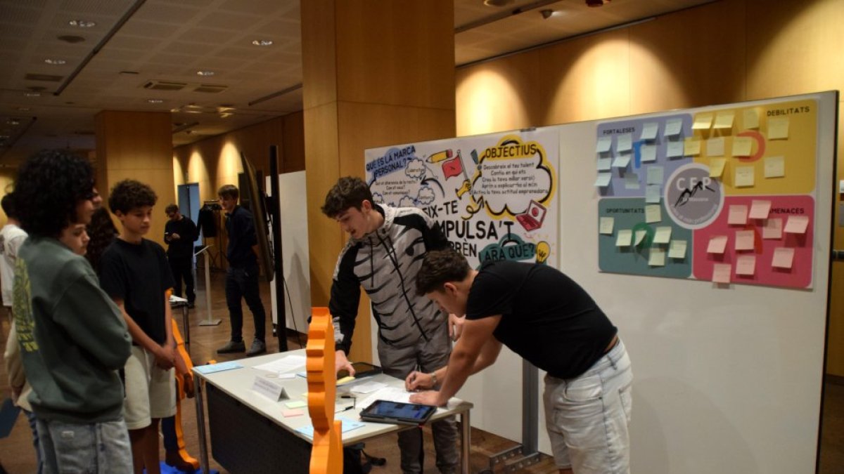 Uns estudiants presentant el seu projecte.