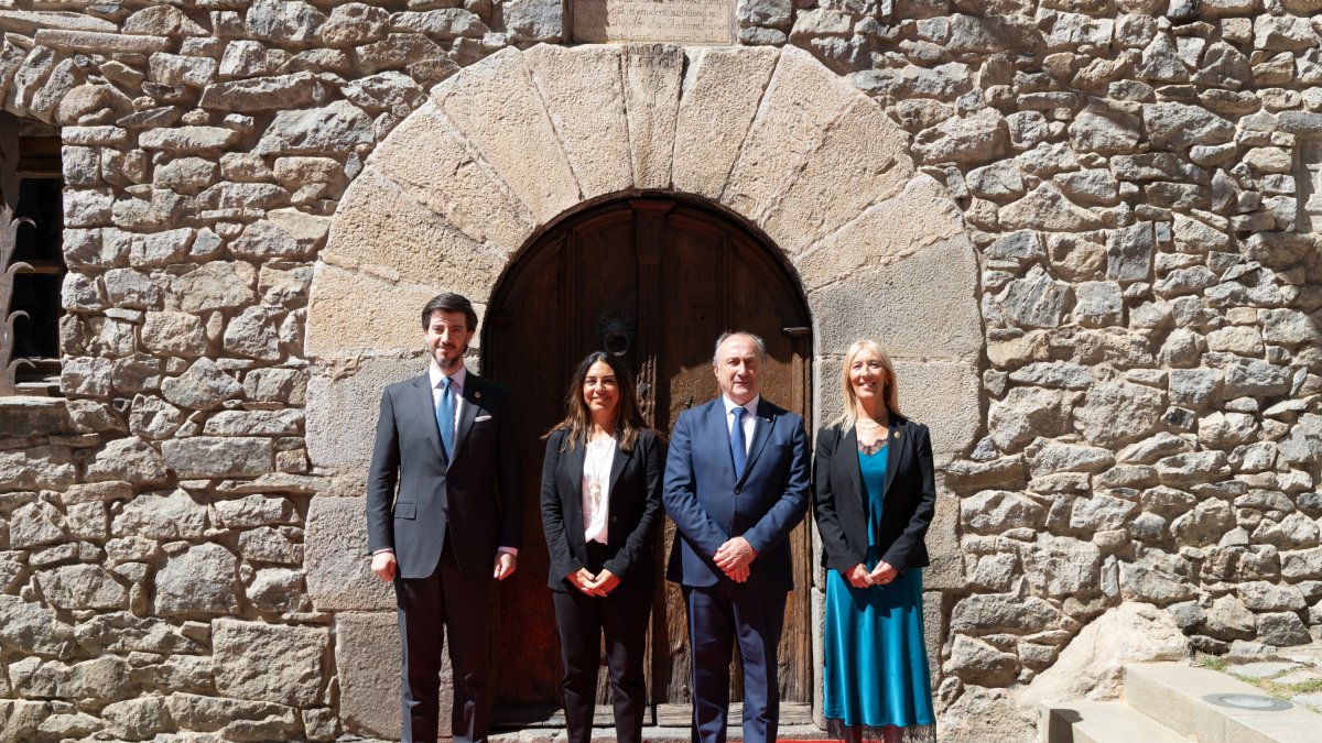 Els caps d’Estat de San Marino, amb els síndics, Carles Ensenyat i Sandra Codina.