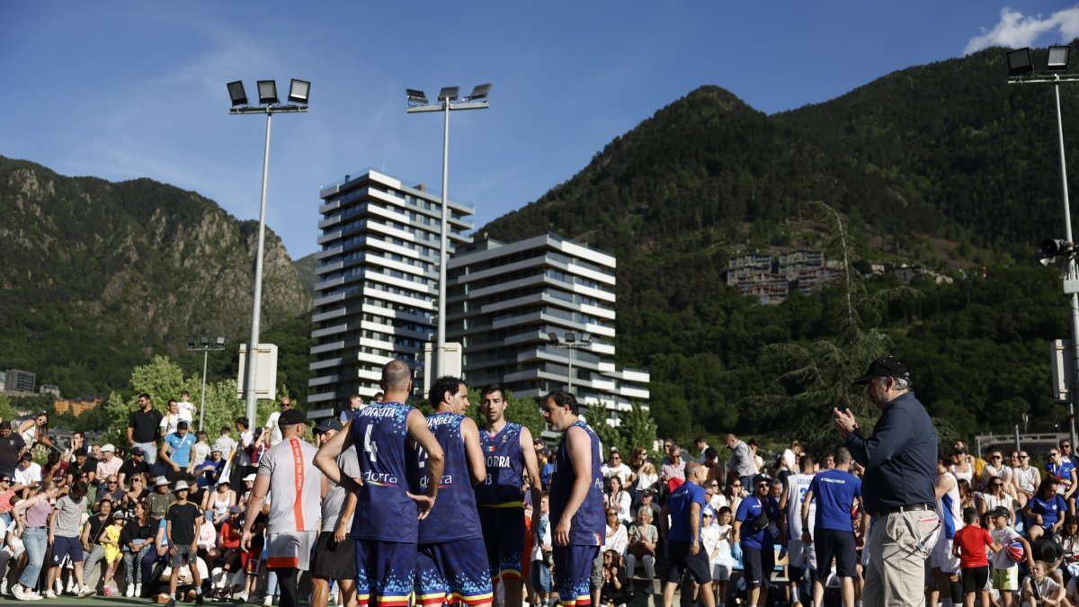 Els jugadors del 3x3 després de guanyar la plata.