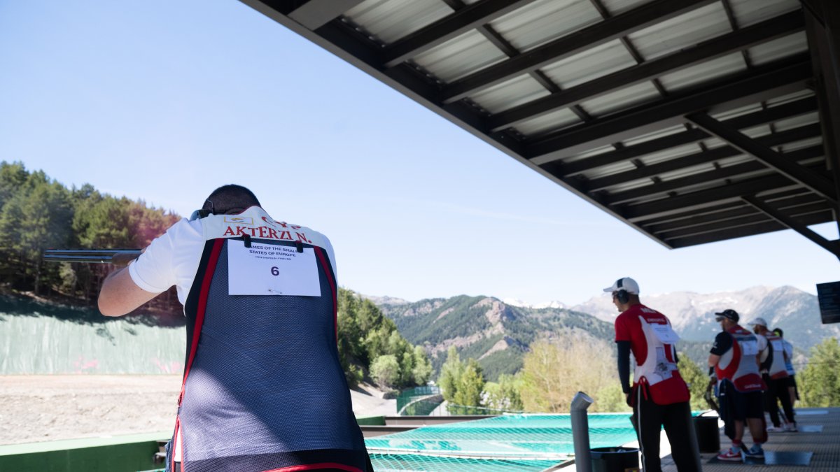 Els tiradors, concentrats, disparant des del fossat.