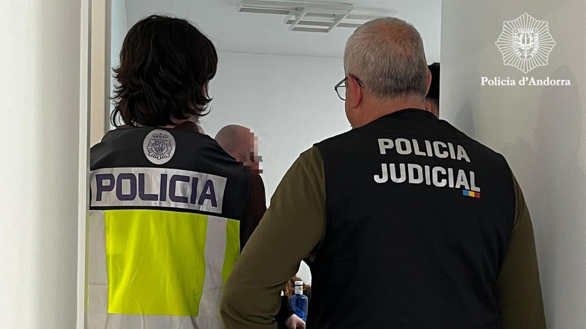 Escorcoll de la policia al domicili del youtuber Álvaro Martín, conegut com Valyrio