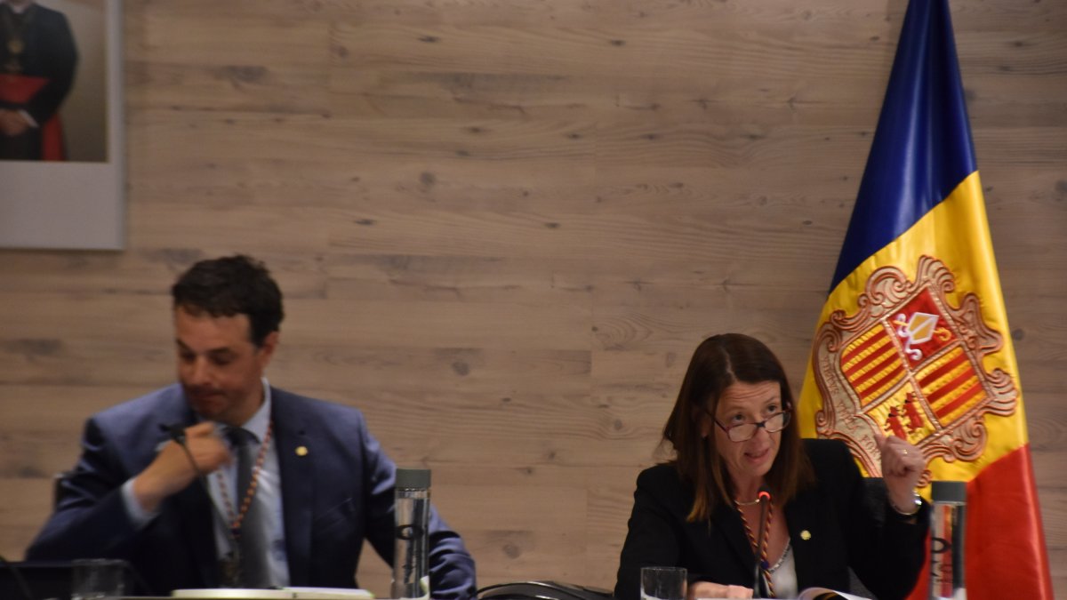 La cònsol major d'Ordino, Maria del Mar Coma, i el cònsol menor, Eduard Betriu, durant la sessió de consell de comú d'aquest dijous.