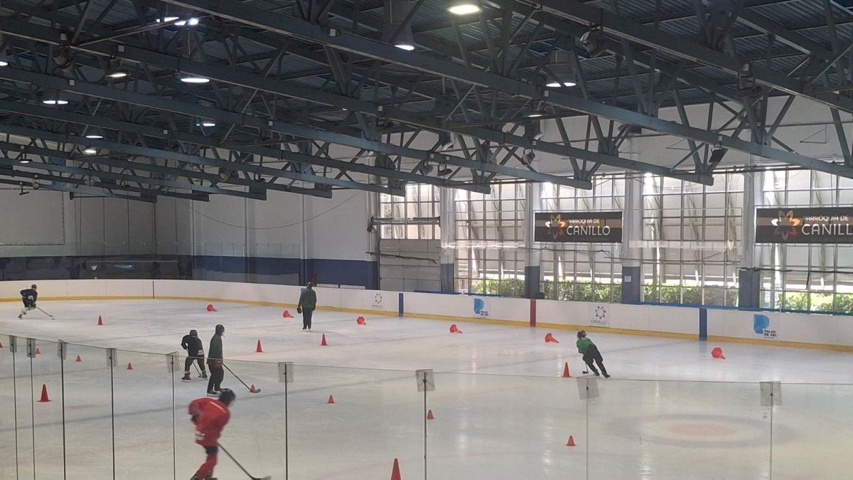 Jugadors durant les jornades de tecnificació al Palau de Gel de Canillo.