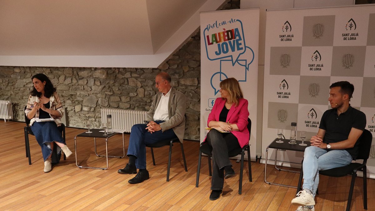 Els ponents a la taula rodona 'Joves i addiccions: detecció precoç i intervenció familiar'.