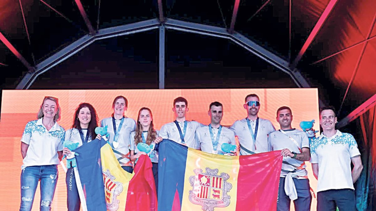 Els ciclistes durant l’entrega de medalles.