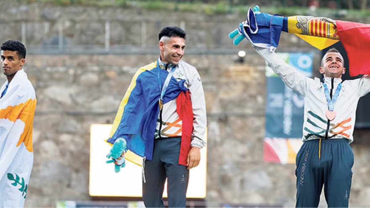 Nahuel Carabaña, al centre, amb un eufòric Carles Gómez, a la dreta, ahir al podi de la prova de 5.000 metres.