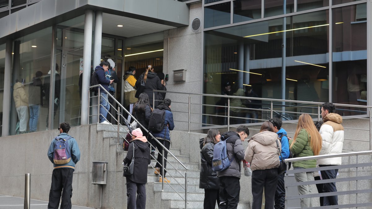 Gent esperant al servei d’Immigració, l’hivern passat.