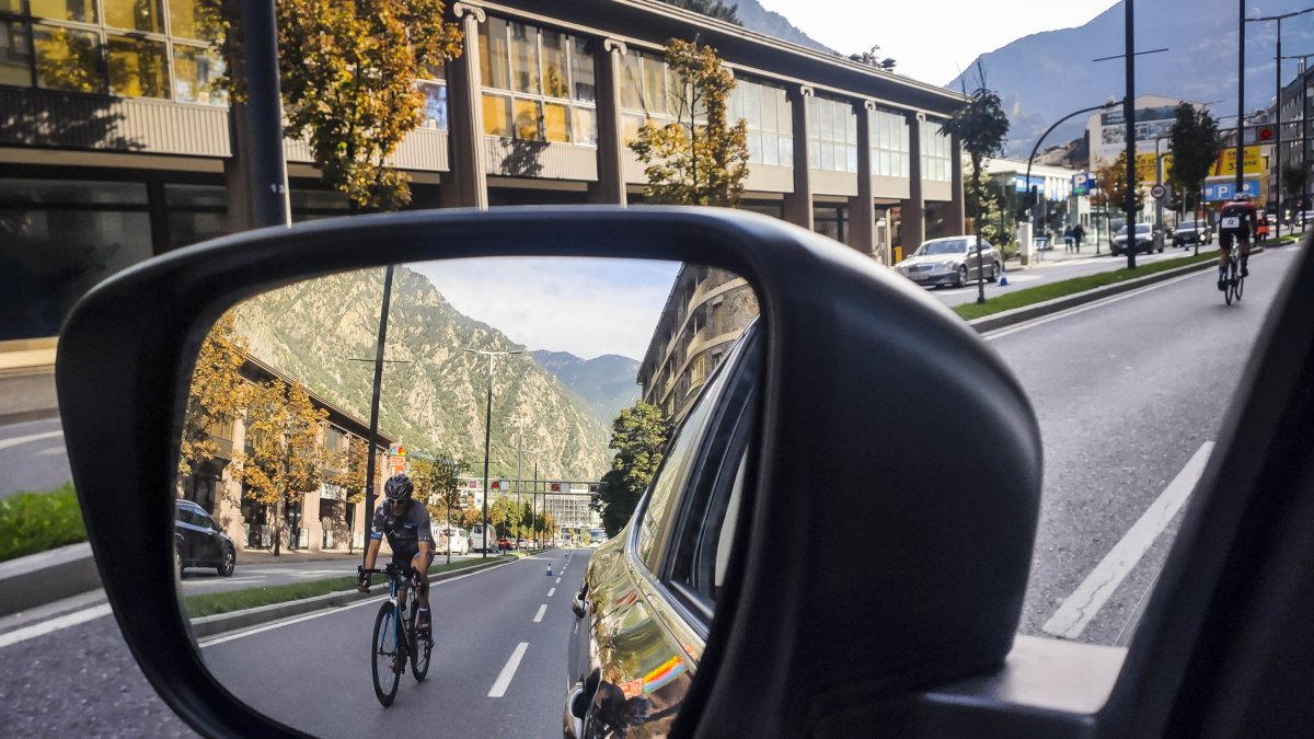 Un ciclista a Andorra la Vella.