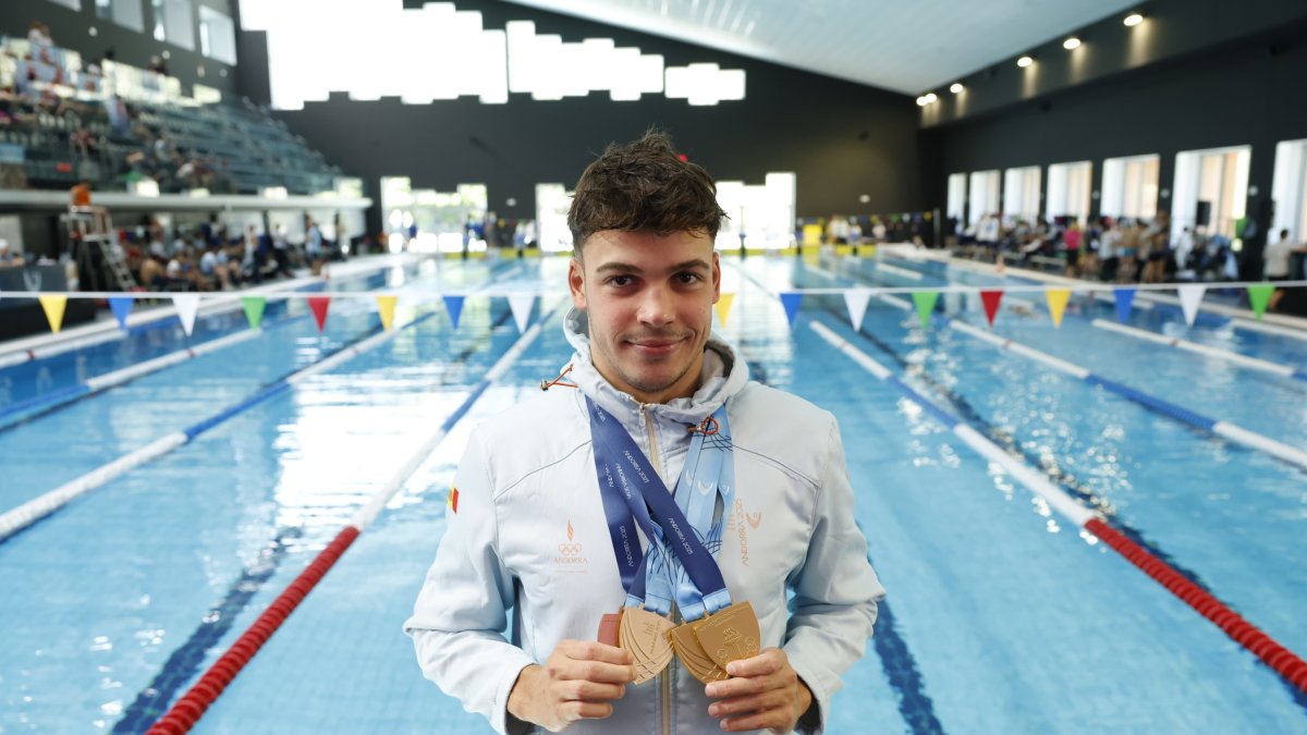 Kevin Teixeira amb les tres medalles d'or i la de bronze aconseguides als Jocs.