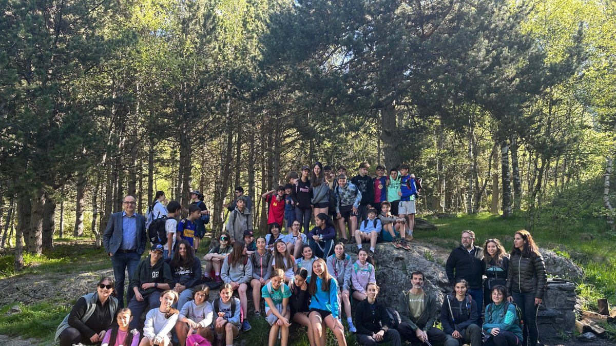 Els alumnes de l'escola andorrana durant la visita a la zona de treball de la vall de Sorteny.