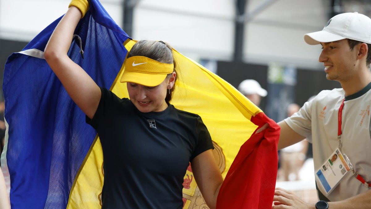 Vicky Jiménez celebrant la victòria amb la bandera.