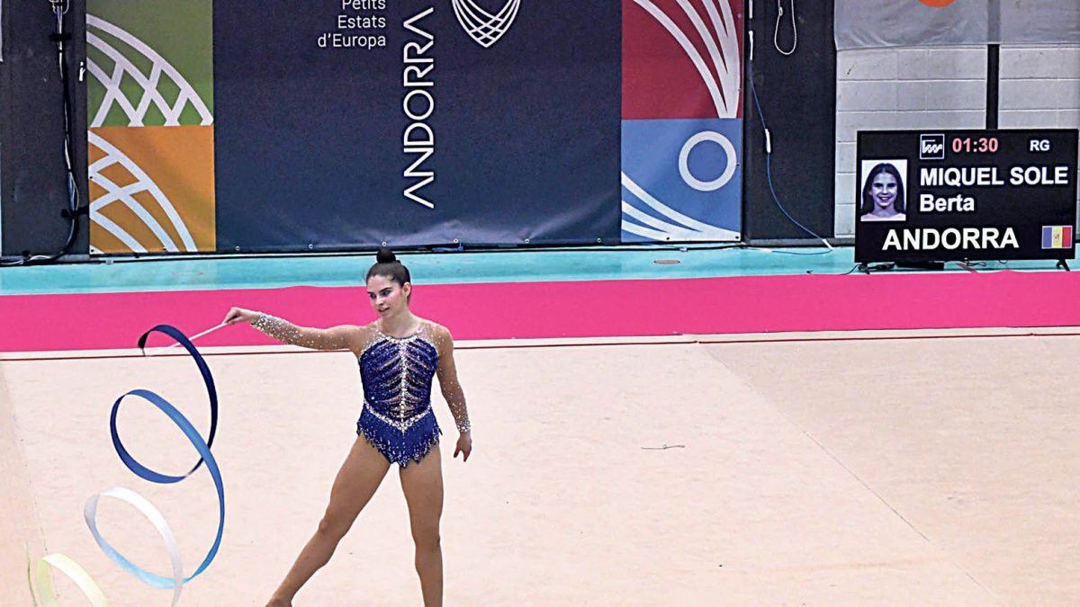 La gimnasta Berta Miquel durant l’exercici de cinta executat ahir.
