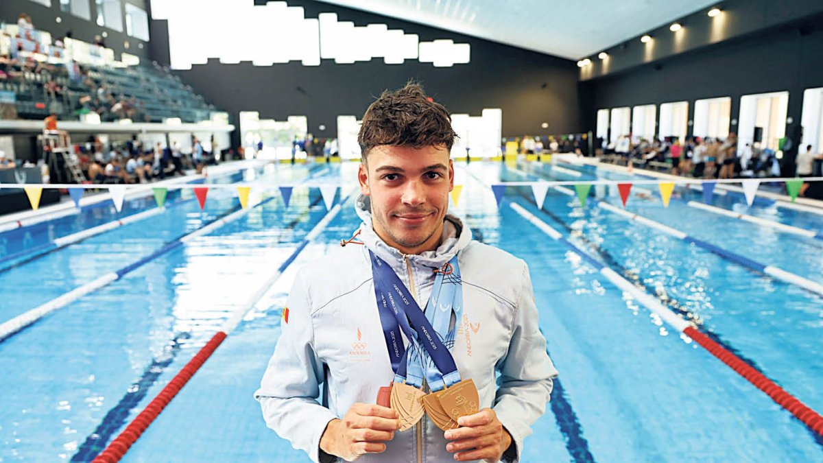 Kevin Teixeira posant amb les quatre medalles que ha guanyat.