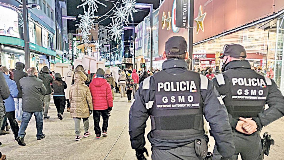 Dos agents de la policia a l’avinguda Meritxell.