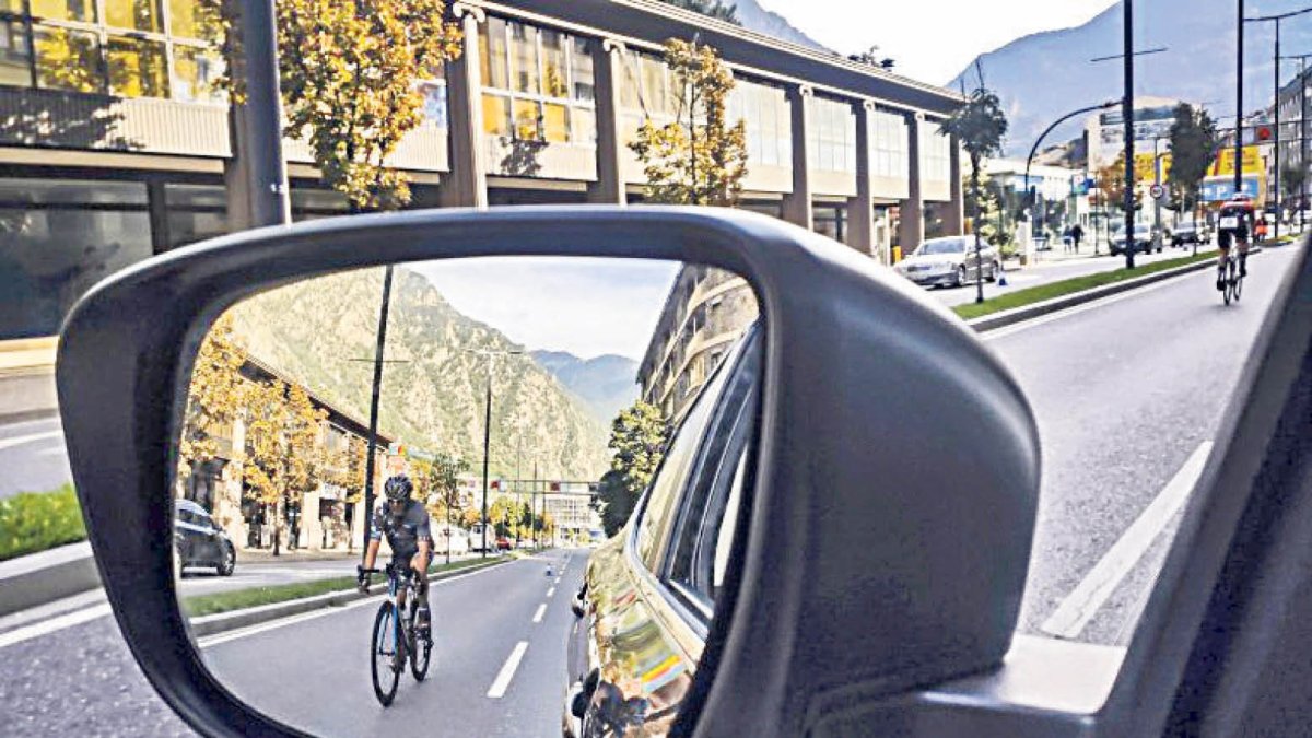 Un ciclista a Andorra la Vella.