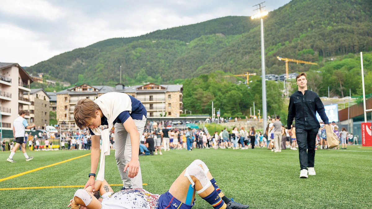 Un dels jugadors andorrans es lamenta.