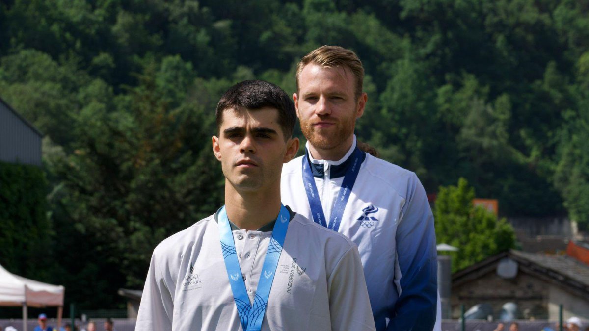 Eloi Vilella amb la medalla de plata durant la cerimònia d'entrega de medalles.